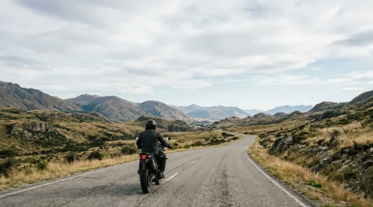 Motard sur route ouverte incarnant la liberté nécessitant protection