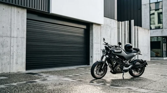 Motard urbain avec equipement de protection devant un box ferme securise en ville