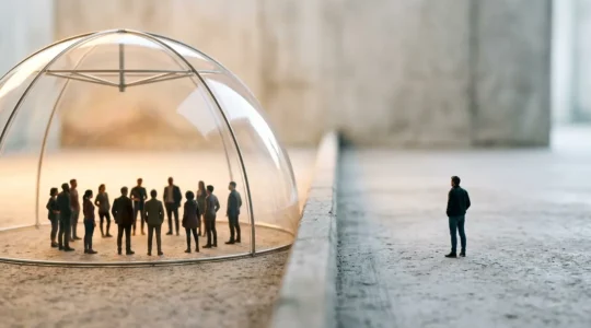 Illustration conceptuelle de la garantie responsabilité civile automobile protégeant uniquement les tiers