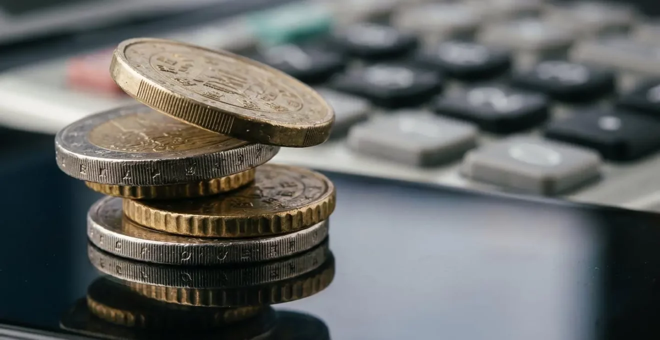 Concept de calcul et d'équilibre financier pour choisir le montant optimal de franchise d'assurance automobile