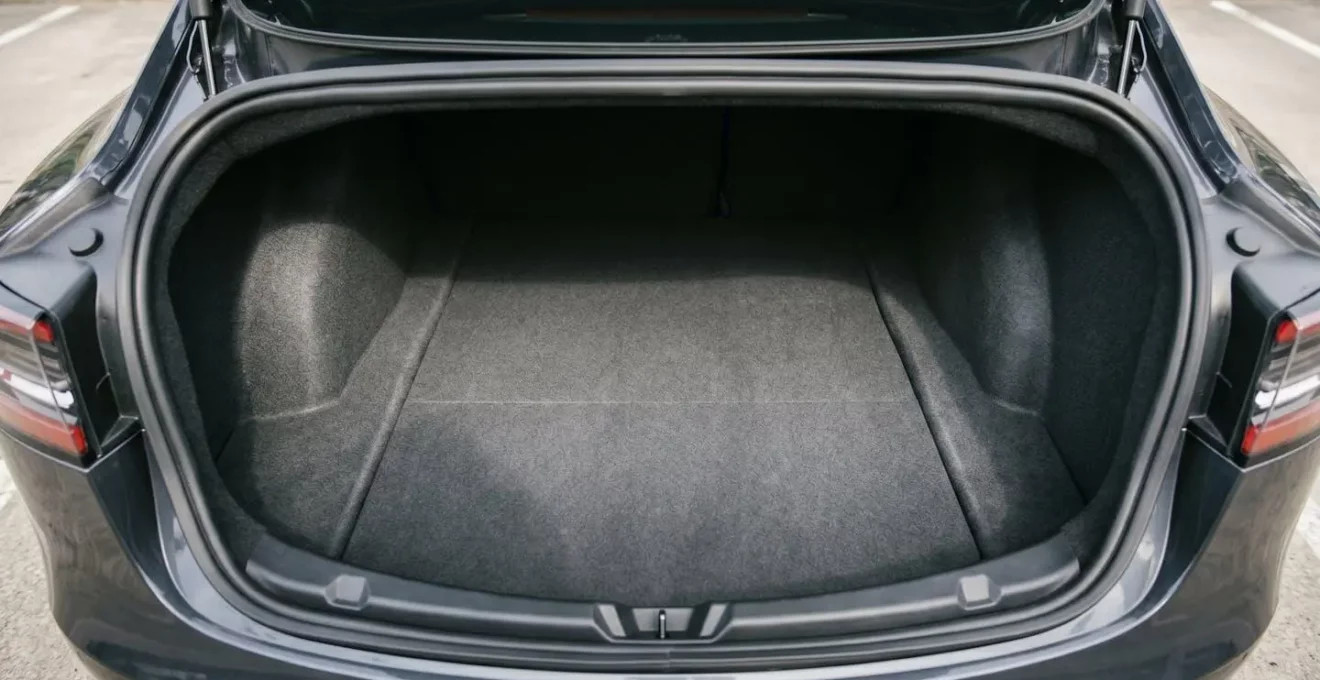 Coffre de voiture ouvert montrant l'espace de rangement sécurisé pour les objets personnels