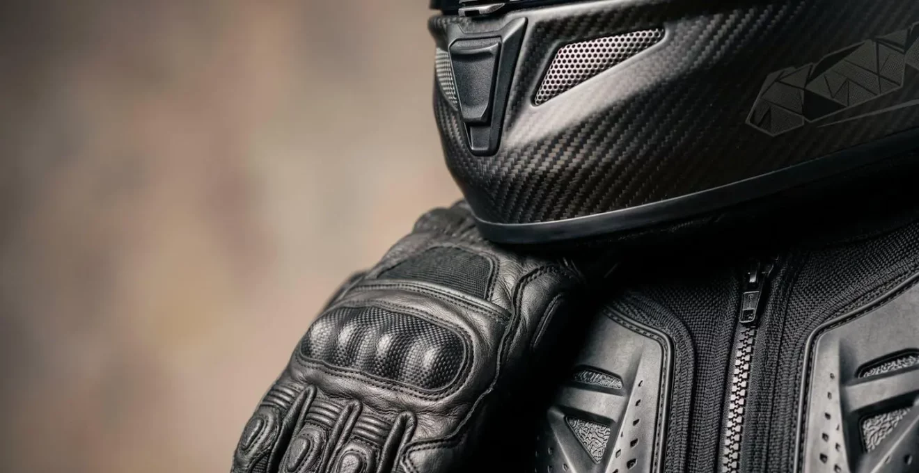 Équipements de protection moto de haute qualité posés sur une surface texturée avec éclairage naturel