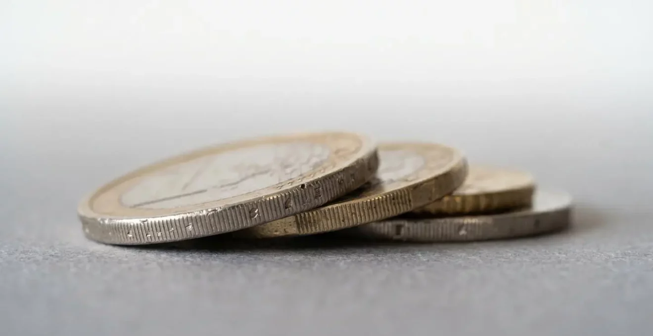 Gros plan sur détails texturaux évoquant l'équilibre financier et l'optimisation