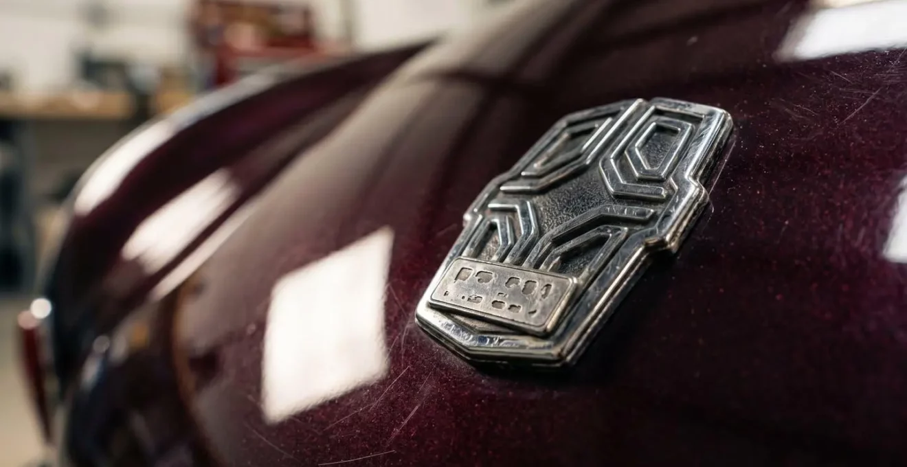 Gros plan sur une plaque de série limitée d'un véhicule de collection avec détails de carrosserie et finitions exclusives